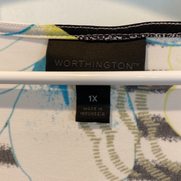 Womens short sleeve top by Worthington. Size 1x. Multi colored. Great condition. - Picture 2 of 3